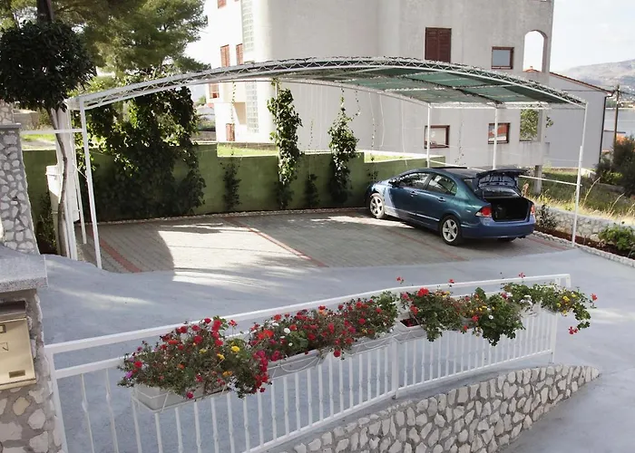 Apartamento By The Sea Slatine, Ciovo - 972 *